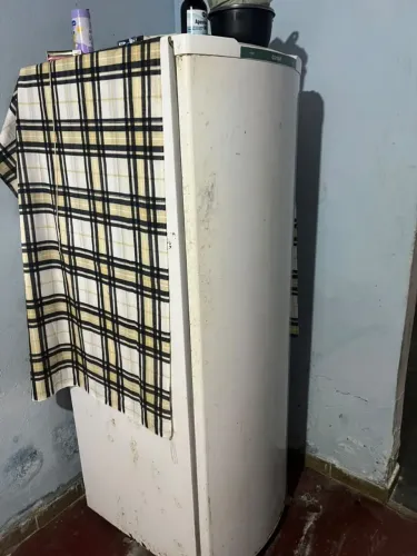 Guarda roupa portátil casal, geladeira, cama casal 