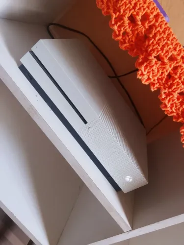 Vendo Xbox One S Branco em excelente estado de conservação, funcionando perfeitamente