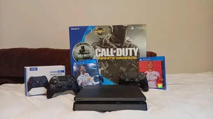 PS4 Slim 1TB + Caixa + 2 Controles + FIFA 18 e FIFA 20