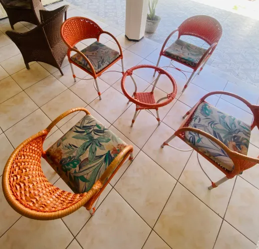 VENDO CONJUNTO DE MESA + 4 CADEIRAS EM FIBRA