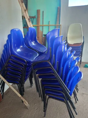 Cadeiras de plástico com estrutura de ferro.