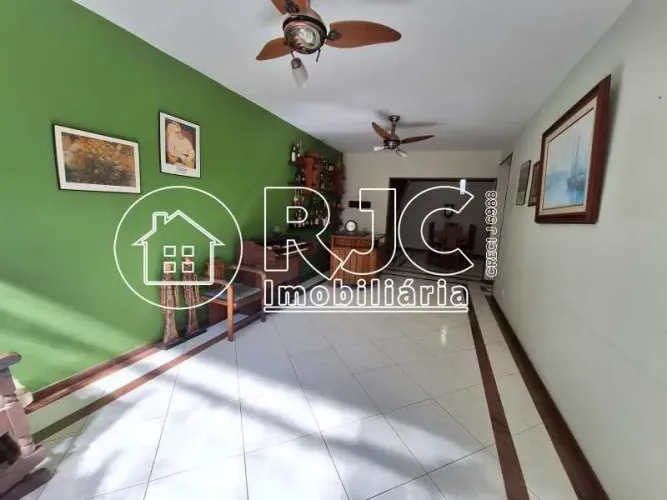 Casa em Condomínio : Triplex / Residencial / Maracanã