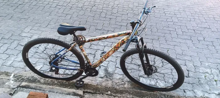 Bicicleta Aro 29 Mountain Bike Camuflada - Freio a Disco e Suspensão