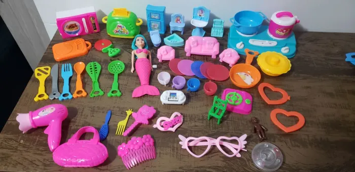 Brinquedos de menina para cazinha, acompanha uma sereia