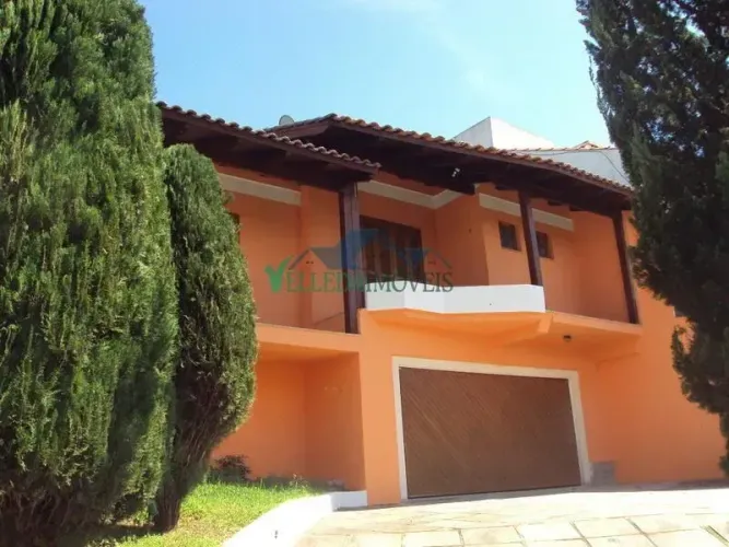 Velleda oferece bela casa em condomínio de luxo com segurança 24 horas