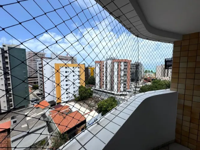 Apartamento com 3 Quartos e Varanda em Andar Alto à Venda no Edf New Life na Ponta Verde