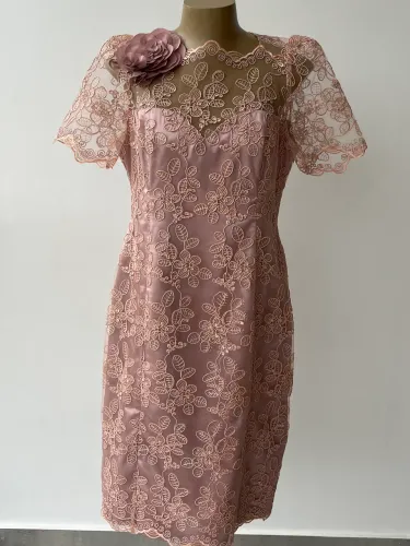 Vestido de festa rosa antigo com rendas e bordados