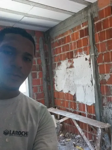 Serviços  de gesso em geral,como reboco de paredes ,vigas,tetos,forros etc.