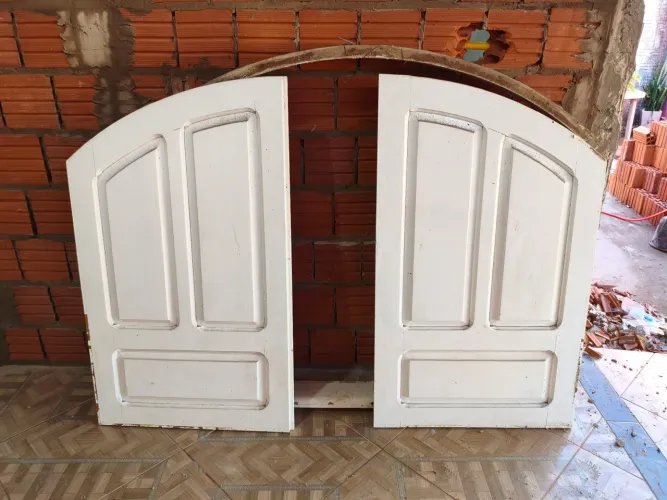 Vende-se janela de madeira