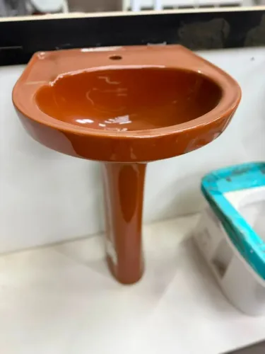 Lavatório com coluna marrom banheiro