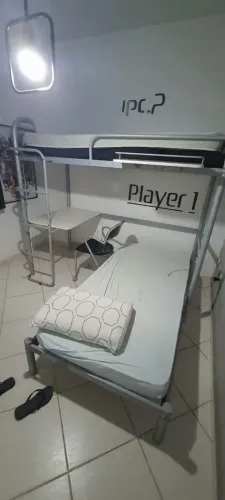 Cama Suspensa de ferro (Beliche) com escrivaninha (mesa) + cadeirinha de rodinhas de ferro