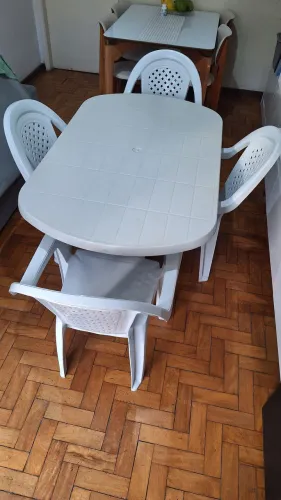 Mesa de Plástico com 04 Cadeiras