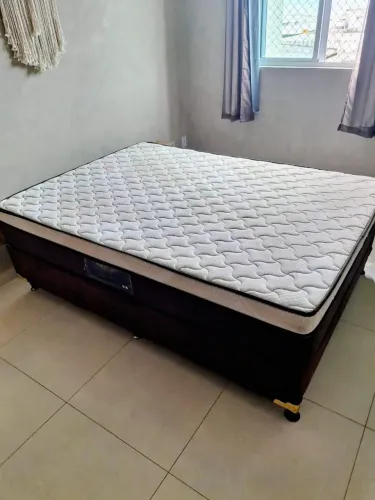 Vende-se Cama Box Casal com Base + Colchão de Molas.