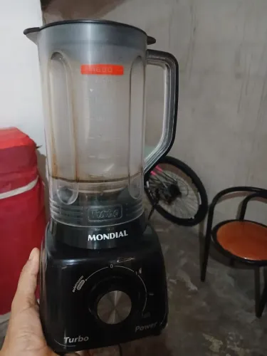 Vendo liquidificador bom somente fio se soltou dentro do liquidificador 