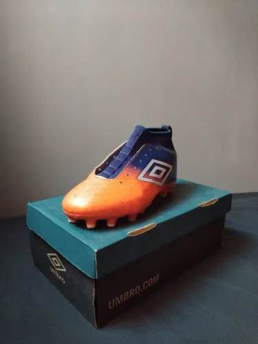 Vende-se chuteira de campo umbro calibrara