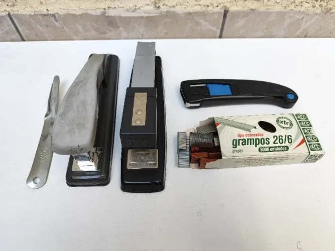 Kit Material de Escritório - Estilete Alemão Martor Maxisafe  - 2 Grampeadores
