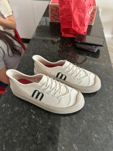 Tênis melissa bege com detalhes pretos