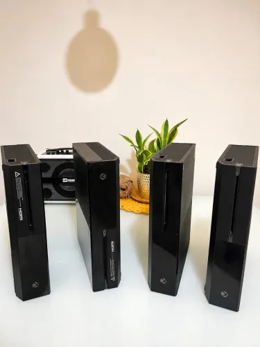 Lote com 4 Xbox One - Não Ligam - Ideal para Conserto ou Revenda