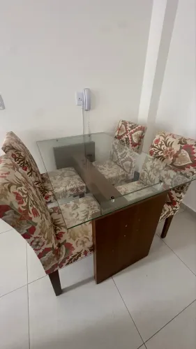 Mesa de Jantar de Vidro com 4 Cadeiras Estofadas - Usada em Ótimo Estado