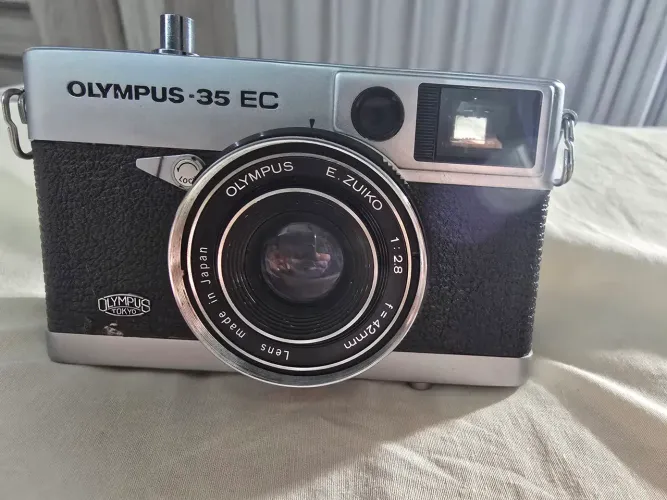 Câmera Olympus 35 EC rara e em excelente estado de conservação.