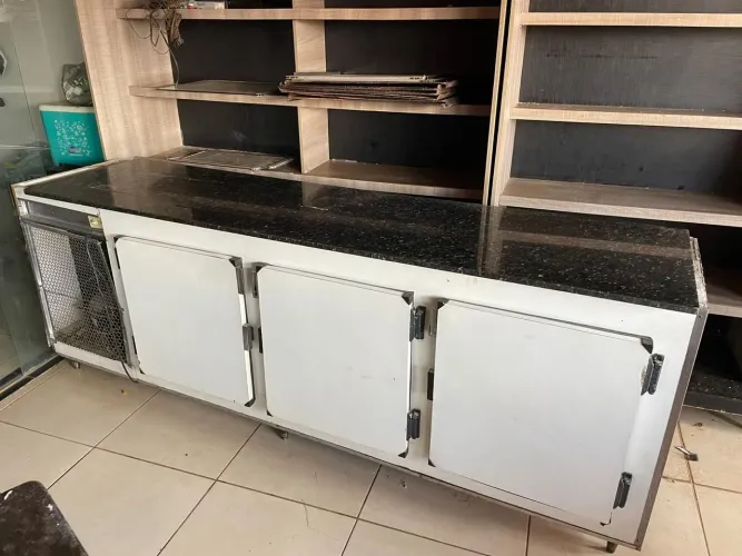 Balcão de trabalho com tampa de pedra e câmara fria