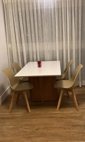 Mesa de jantar e 4 cadeiras