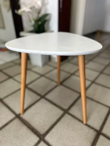 Mesa de Centro Branca com Pés de Madeira