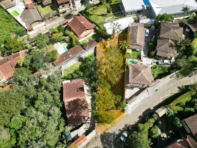 Excelente oportunidade: Terreno à venda no bairro Retiro em Petrópolis-RJ com 492,00 m² de
