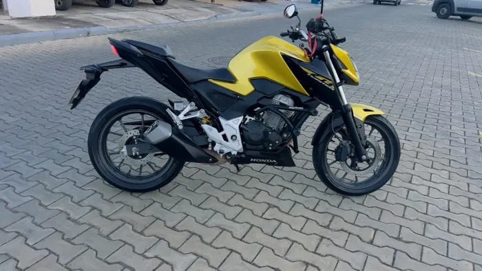 CB300f ABS Dourada
