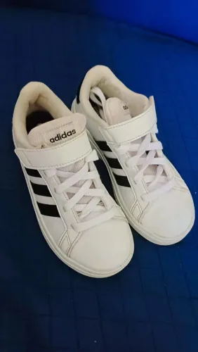 Tenis modelo infantil Adidas Grand Court