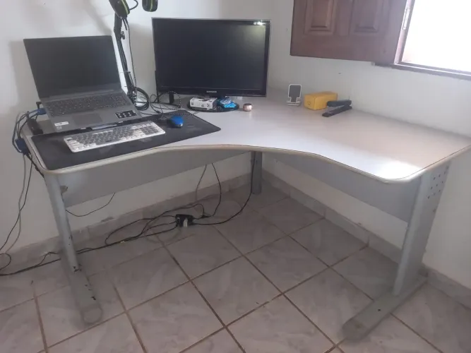 Mesa de escritório de canto - para estudos