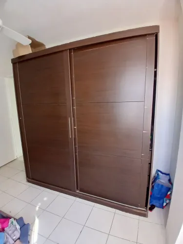 Guarda-Roupa grande.