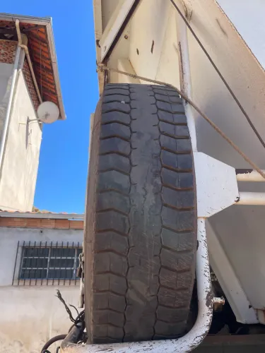 Vendo pneus 275/80/22