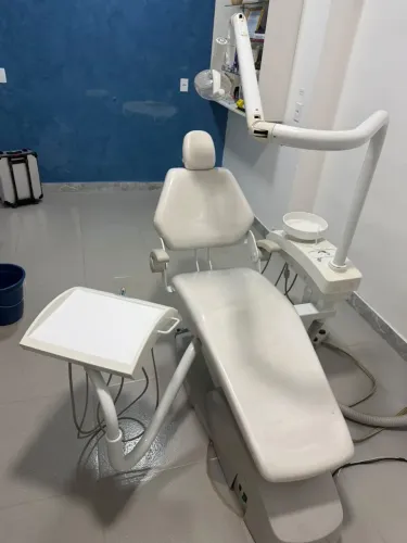 Cadeira odontológica com refletor, equipo e cuspideira