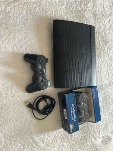 Ps3 desbloqueado com dois controles e cabos de carregamento 