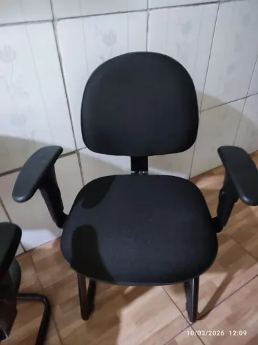 Cadeira de escritório com braço regulável
