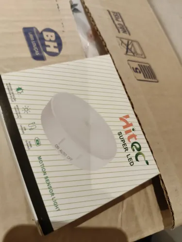 Luminária recarregável com sensor de presença para móveis