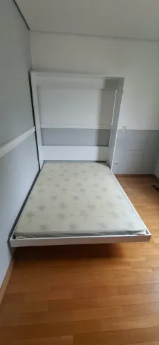 cama de casal embutida com estante