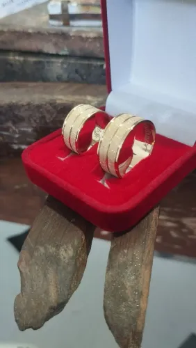 Alianças com 3 frisos e diamantado entre os frisos/ ouro 18k