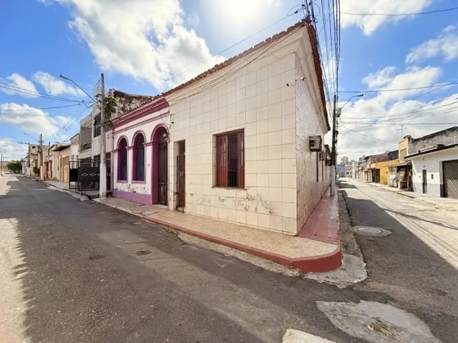 Casa a venda na rua Cameta 291, cidade velha.