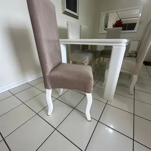 Mesa de jantar branca laqueada com seis cadeiras
