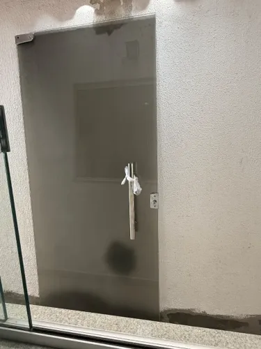 Porta pivotante semi nova 2.40x 87,5 para vão de de 90 cm de largura está com película