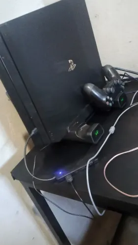 Vende-se Ps4 Pro 1TRB