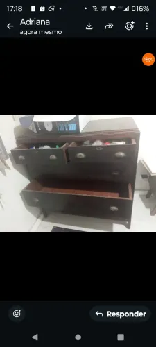 Vendo uma cômoda de madeira maciça 
