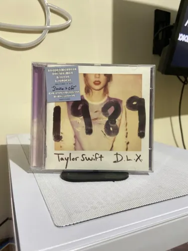 CD Taylor Swift - 1989 Deluxe (com polaroids)