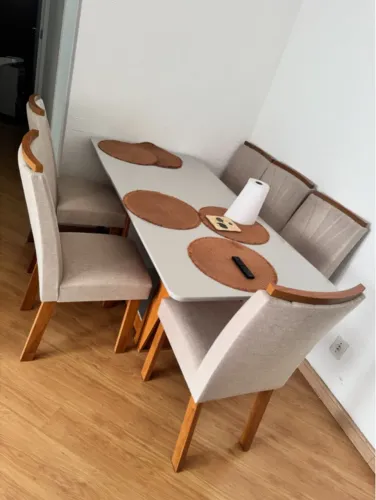 Mesa de jantar com 6 lugares 80 × 160 × 80 cm // Ano: 2025