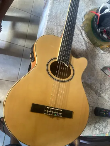 Violão eletrônico é perfeito estado 