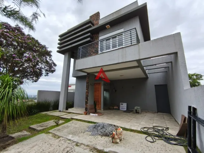 Casa com Piscina à Venda no Residencial Fogaça - Jacareí/SP