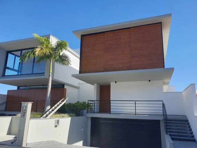Linda casa, em loteamento planejado de alto padrão na Lagoa da Conceição - Florianópolis/S