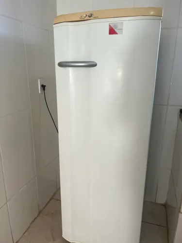 Geladeira modelo antigo usada
